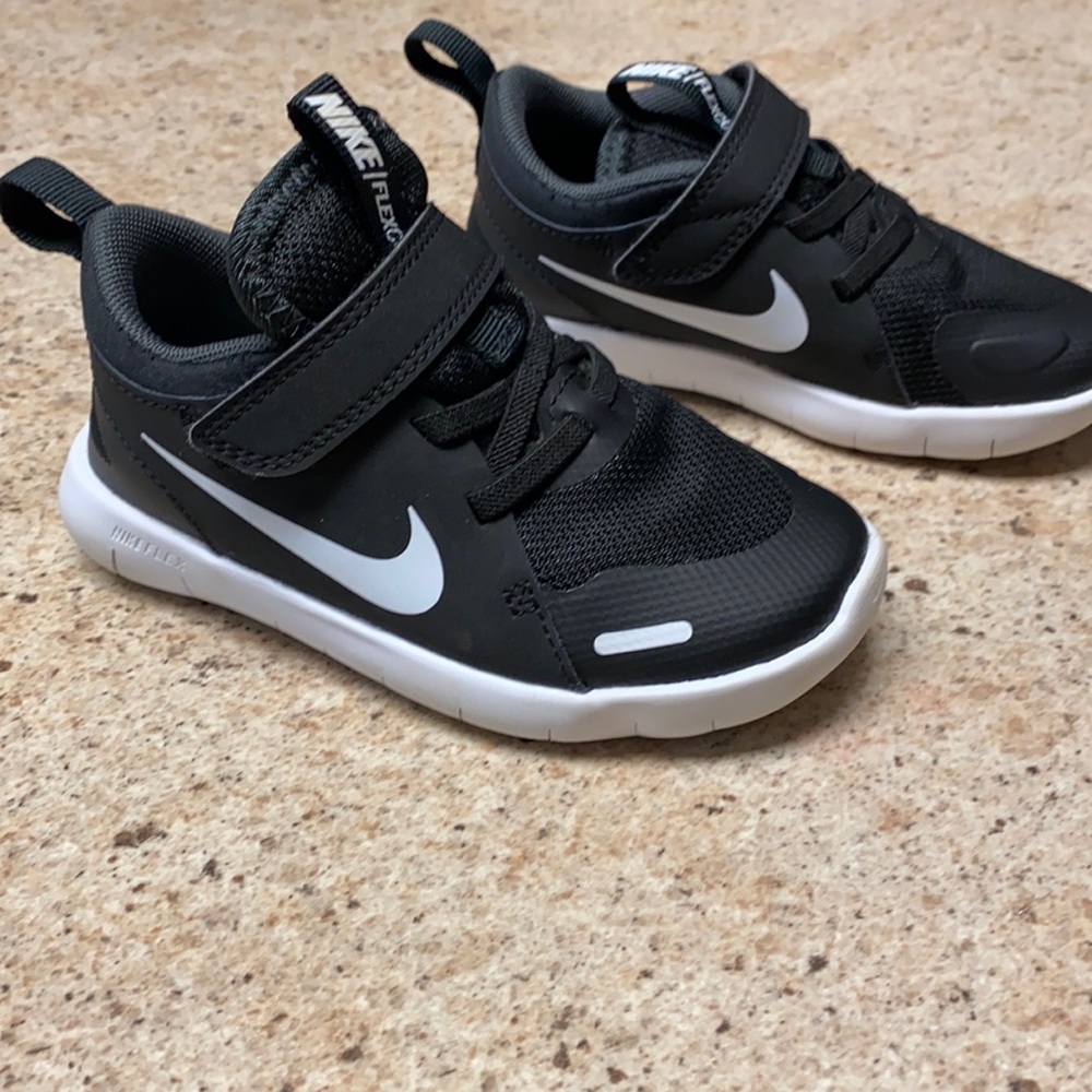Toddler size 9 Nike Flex shoes